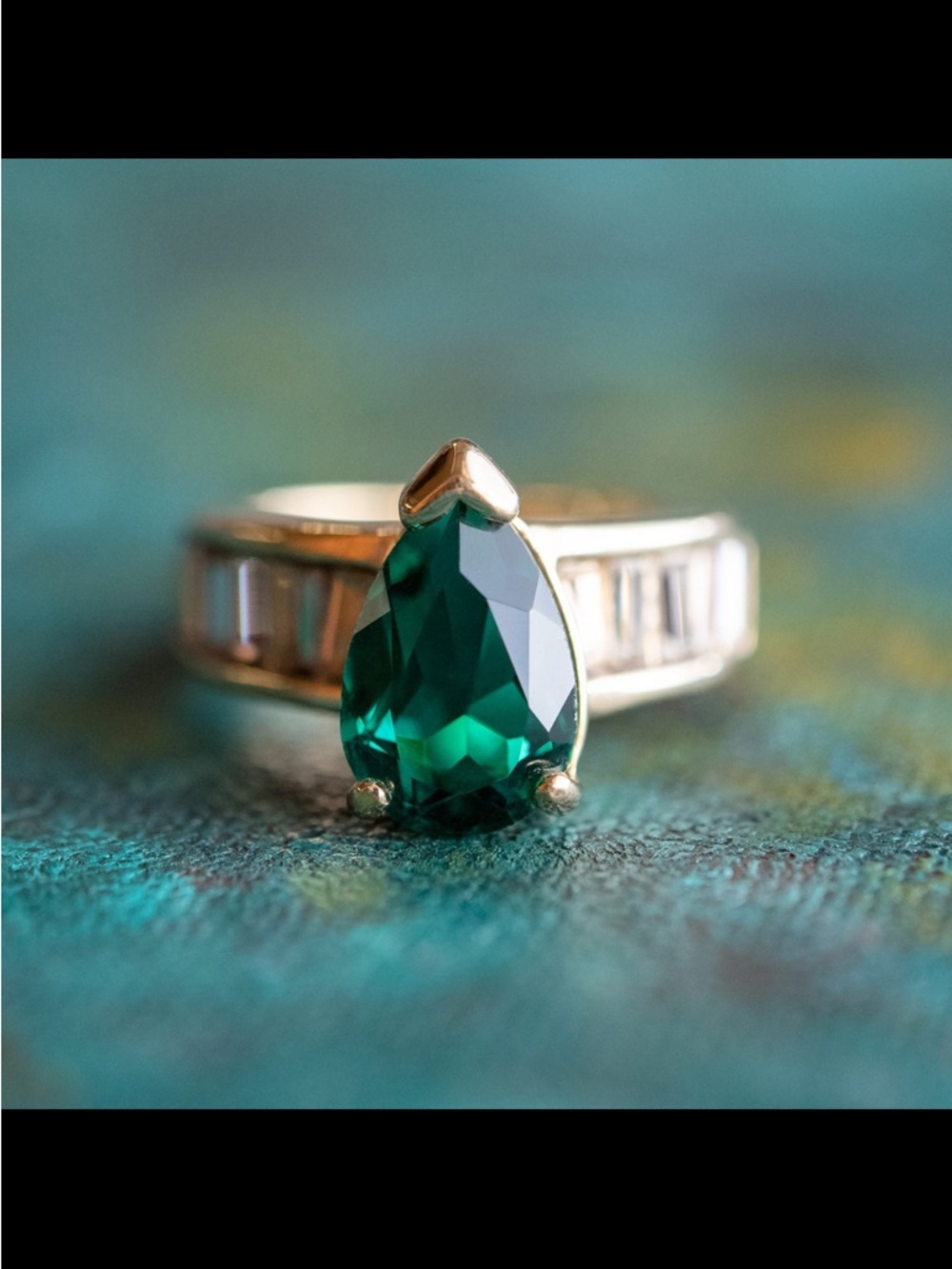 Emerald Green Pear-Cut Ring - Classic Women’s Jewelry
